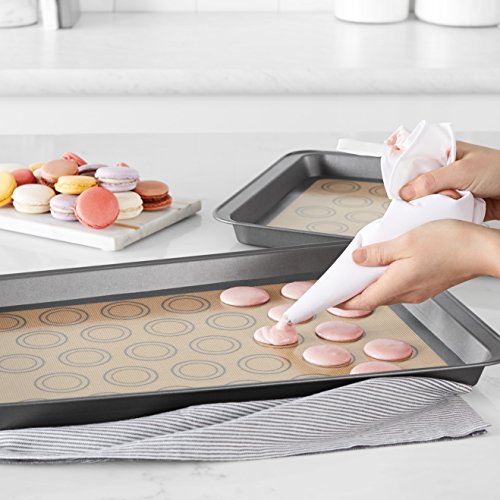 AmazonBasics - Tapete de silicona para hornear macarons, juego de 2 unidades