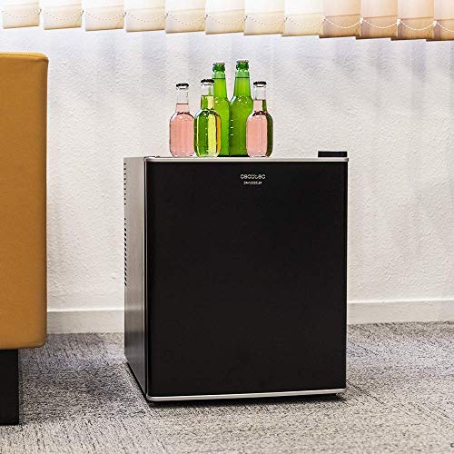 Cecotec mini bar GrandCooler 10000 Silent Black, de 46 L de capacidad, eficiencia energética A+, tecnología termoeléctrica, silencioso, luz LED interior y sistema Auto Defrost.