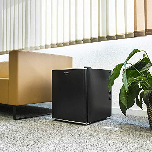 Cecotec mini bar GrandCooler 10000 Silent Black, de 46 L de capacidad, eficiencia energética A+, tecnología termoeléctrica, silencioso, luz LED interior y sistema Auto Defrost.