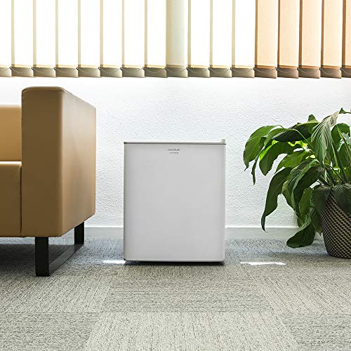 Cecotec mini bar GrandCooler 10000 Silent White, de 46 L de capacidad, eficiencia energética A+, tecnología termoeléctrica, silencioso, luz LED interior y sistema Auto Defrost