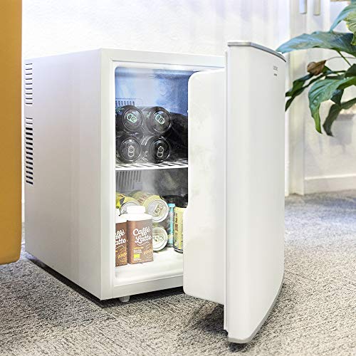 Cecotec mini bar GrandCooler 10000 Silent White, de 46 L de capacidad, eficiencia energética A+, tecnología termoeléctrica, silencioso, luz LED interior y sistema Auto Defrost