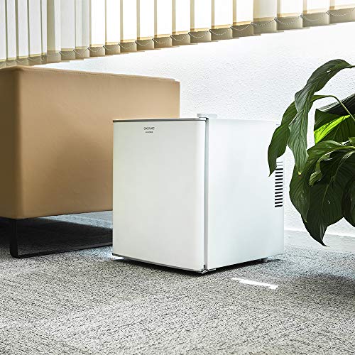 Cecotec mini bar GrandCooler 10000 Silent White, de 46 L de capacidad, eficiencia energética A+, tecnología termoeléctrica, silencioso, luz LED interior y sistema Auto Defrost