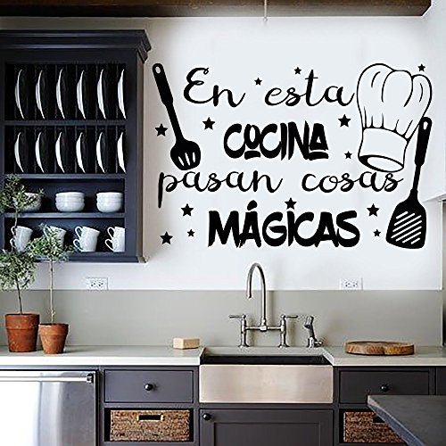 Docliick® Frase Vinilo para cocina o restaurante"EN ESTA COCINA PASAN COSAS MÁGICAS" Pegatina pared frases decorativas DC-18018 (30x20cm)