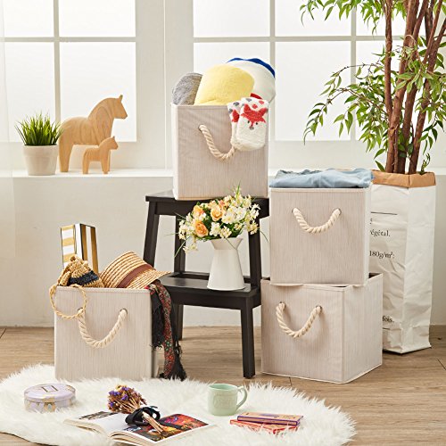 EZOWare 4 pcs Cajas de Almacenaje, Cubo Decorativa de Tela Plegable Resistente Con Manijas para Ropa, Juguetes, Armario, Dormitorio, Estanterías y Mas - (26.7 x 26.7 x 28 cm) (Beige bambú)