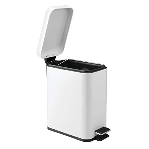 iDesign Cubo con tapa para la basura, papelera pequeña con pedal en plástico y metal, cubo de basura para tirar residuos en la cocina y el baño, blanco