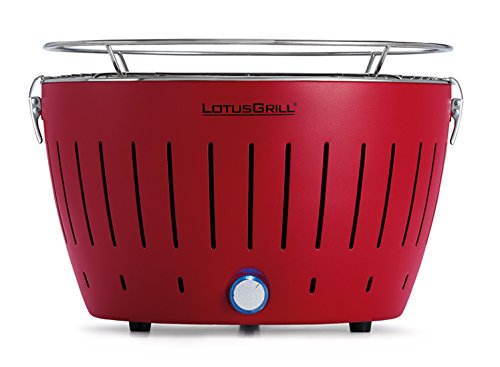 LotusGrill - Barbacoa con conexión USB, 1 carbón de haya de 1 kg, 1 pasta de combustión de 200 ml, 1 pinzas de salchicha rojo fuego y 1 bolsa de transporte - la barbacoa de carbón vegetal sin humo, rojo fuego