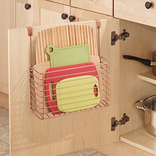 mDesign Estante de Cocina para Colgar – Práctica Cesta Colgante para Las Puertas de los armarios – Organizador de Cocina para Guardar Tablas de Cortar, Libros de Cocina, etc. – Color Cobre