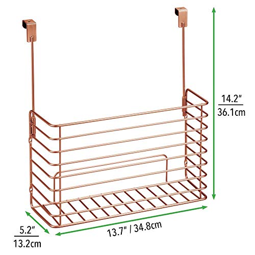 mDesign Estante de Cocina para Colgar – Práctica Cesta Colgante para Las Puertas de los armarios – Organizador de Cocina para Guardar Tablas de Cortar, Libros de Cocina, etc. – Color Cobre