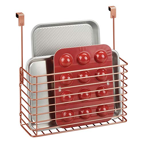 mDesign Estante de Cocina para Colgar – Práctica Cesta Colgante para Las Puertas de los armarios – Organizador de Cocina para Guardar Tablas de Cortar, Libros de Cocina, etc. – Color Cobre