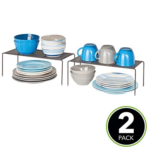 mDesign Juego de 2 estantes de cocina – Soportes para platos independientes de metal – Organizadores de armarios estrechos para tazas, platos, alimentos, etc. – color bronce