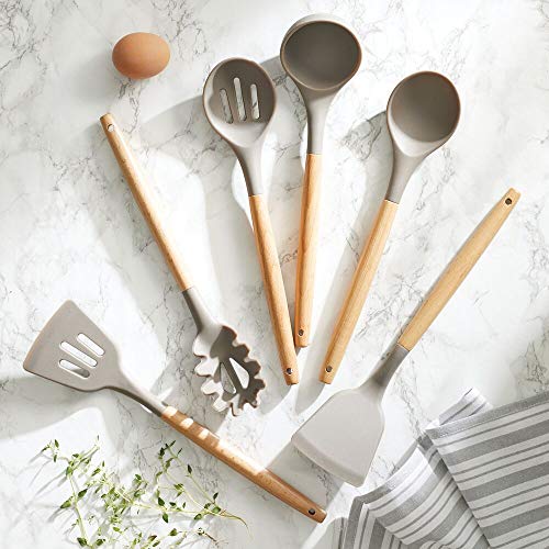 mDesign Juego de 6 utensilios de madera de bambú y silicona – Accesorios para cocinar para colgar – Set grande de espátula de cocina, cuchara, cucharón de sopa y cuchara para pasta – marrón/gris