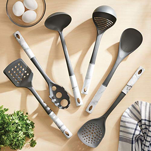 mDesign Juego de 6 utensilios de metal y silicona para cocina – Accesorios para cocinar para colgar – Set de espátula de cocina, cuchara, espumadera, cucharón y cuchara para pasta – marmolado y gris