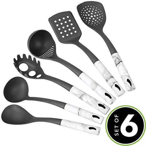 mDesign Juego de 6 utensilios de metal y silicona para cocina – Accesorios para cocinar para colgar – Set de espátula de cocina, cuchara, espumadera, cucharón y cuchara para pasta – marmolado y gris
