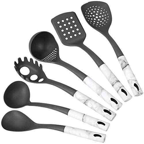 mDesign Juego de 6 utensilios de metal y silicona para cocina – Accesorios para cocinar para colgar – Set de espátula de cocina, cuchara, espumadera, cucharón y cuchara para pasta – marmolado y gris