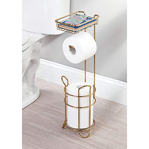 mDesign Portarrollos de pie – Soporte para papel higiénico con bandeja metálica para toallitas húmedas – Portarrollos para baño con práctico soporte para 2 rollos de papel de reserva – latón