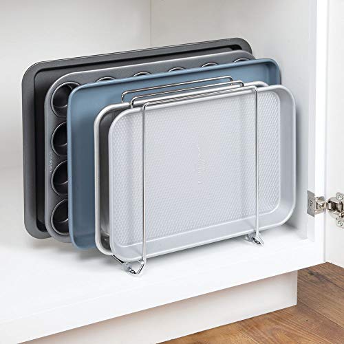 mDesign Soporte para bandejas de horno en metal – Compacto organizador de tapaderas para los armarios – Platero de cocina para guardar utensilios ahorrando espacio – plateado