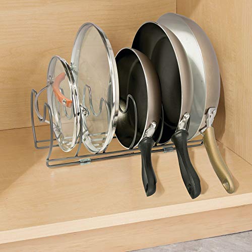 mDesign Soporte para sartenes, tapas y cacerolas – Compacto organizador de tapas de ollas para los armarios de cocina – Estante de metal para utensilios – Ahorra espacio – color grafito