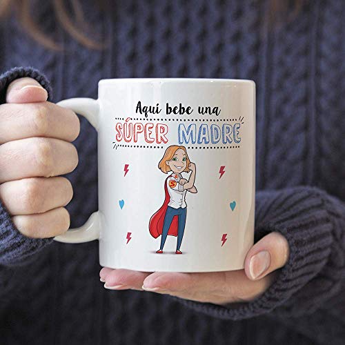 MUGFFINS Tazas Mama para Madres - AQUÍ Bebe UNA Super Madre - Taza Desayuno Original 350 ml - Idea Regalo para el día de la Madre