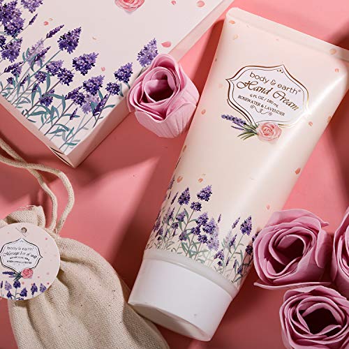 Regalo de Spa Hogareño para Ella - Body&Earth Cesta de Regalo de 9 Piezas a Rosa y Lavanda, Inclute Baño de Burbujas, Loción Corporal, Lufa de Baño y Más, Regalos Originales