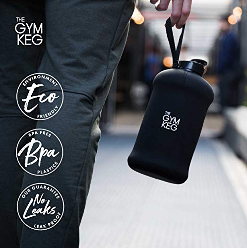 The Gym Keg + Sleeve diseño 2018 - Culturismo Botella de Agua para Gimnasio - Botella de Agua Duradera y Resistente de 2.2 litros - Grandes Botellas de Agua para Deportes de Medio galón