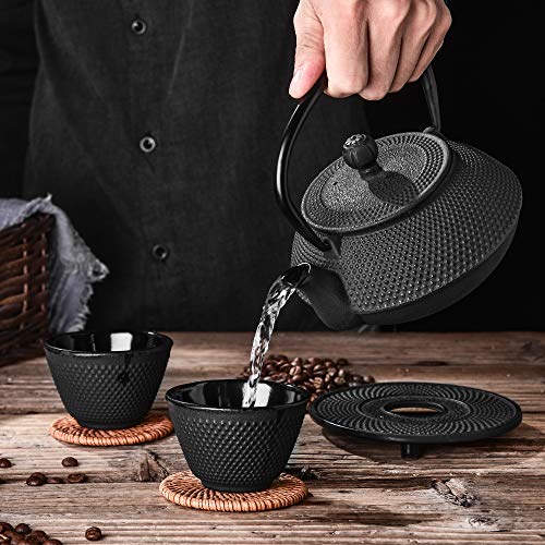 Velaze Tetera de Hierro Fundido de Estilo Japoneso, Tetera Portátil con 2 Tazas de Té de Hierro Fundido y Base de la Tetera, Negro(0,7L)