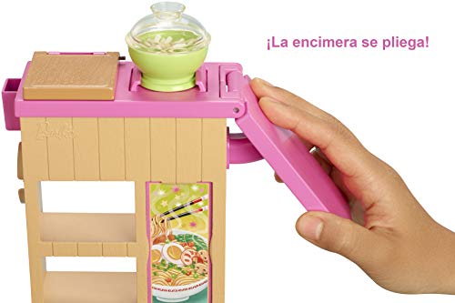 Barbie Restaurante japonés de juguete Noodle Bar, muñeca rubia, mesa de trabajo y accesorios (Mattel GHK43)