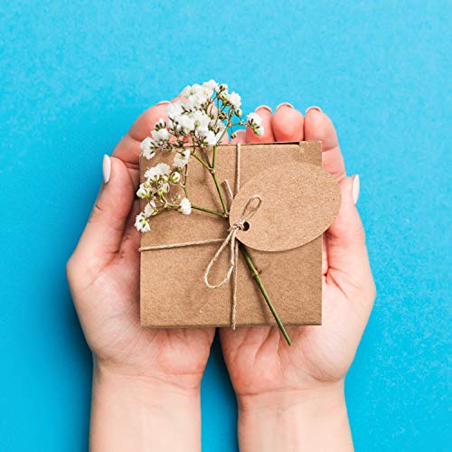 Belle Vous Kraft Cajas de Regalo (Pack de 50) - (7,5x7,5x3,5cm) Kraft Marrón Cajas Regalo Autoensamblables Cuadradas con Etiquetas y Cuerda de Cáñamo para Bodas Presentación Regalos, Fiestas, Dulces