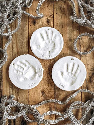 Bubzi Co Set de decoración de huellas de bebé en arcilla blanca – Regalos para bebes y recién nacidos – Recuerdo memorable de huellas de mano y pie – Ideal para decoración o regalo de baby shower