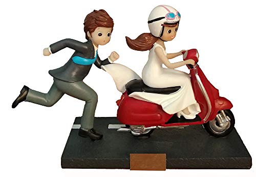 diversityofworld Figura de Novios Moto-Vespa con Placa GRABADA con el Texto Que Indiques y Dibujo Corazón (Opcional)