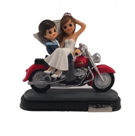 Figura de novios en moto con placa personalizada grabada con nombres y fecha