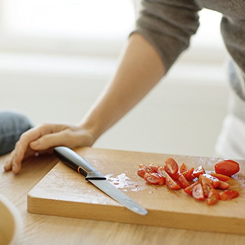 Fiskars Cuchillo para tomates, Diseño moderno, Hoja dentada, Longitud total: 25 cm, Acero de calidad/Plástico, Edge, 1003092
