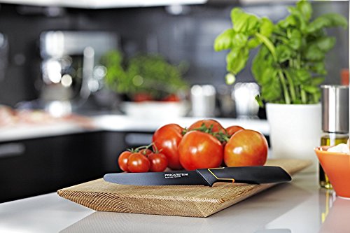 Fiskars Cuchillo para tomates, Diseño moderno, Hoja dentada, Longitud total: 25 cm, Acero de calidad/Plástico, Edge, 1003092