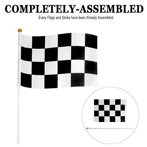 Heqishun 30 Piezas Banderas de Carrera a Cuadros con Palos Plásticos Ensambladas Banner Race Car Decoración para Fiesta Temática de Carrera Tejido de Poliéster Negro Mezcla Blanco