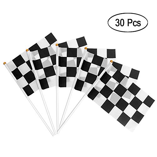 Heqishun 30 Piezas Banderas de Carrera a Cuadros con Palos Plásticos Ensambladas Banner Race Car Decoración para Fiesta Temática de Carrera Tejido de Poliéster Negro Mezcla Blanco