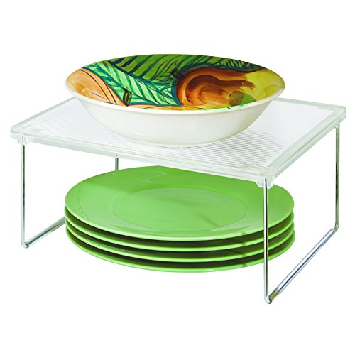 iDesign Estante adicional para la cocina, pequeño organizador de armario de plástico y metal, estante de cocina apilable para vajilla, alimentos o especias, transparente y plateado