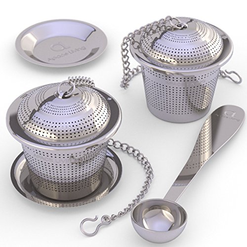 Infusor de Té suelto (Juego de 2) de Apace - con Cuchara de Té y Bandeja de Goteo – Bola infusora, Colador y Filtro de Acero inoxidable ultra fino para una Experiencia de Té o Infusión superior (Plata, Medio)