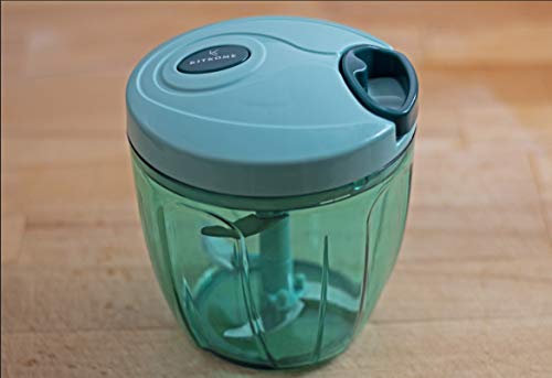 Kitkome Picador Manual de Alimentos - 900ml - 5 Cuchillas de Acero Inoxidable Multiuso Ecológico y Fácil de Limpiar - Tritura Rápido y Eficazmente las Verduras - Incluye Accesorios de Regalo