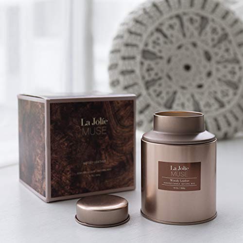 La Jolíe Muse Vela perfumada de Cuero leñoso, Vela de Cera Natural para el hogar, 100 Horas de combustión Prolongada, bálsamo de Pimienta Rosa, Clavo de guaiacwood, Vela navideña, Lata, 13 oz / 369 g