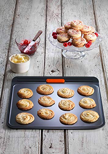 Le Creuset Bandeja antiadherente para galletas, Doble capa, 38 x 35.5 cm, Libre de PFOA, Resistente a ácidos, Revestimiento de acero al carbono, Gris y Naranja