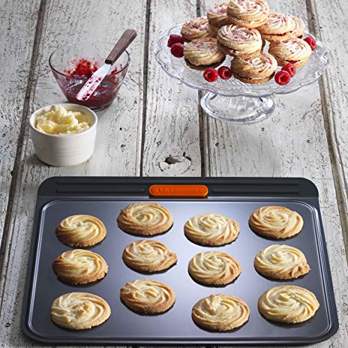 Le Creuset Bandeja antiadherente para galletas, Doble capa, 38 x 35.5 cm, Libre de PFOA, Resistente a ácidos, Revestimiento de acero al carbono, Gris y Naranja