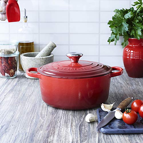 LE CREUSET Evolution Cocotte con Tapa, Redonda, Todas Las Fuentes de Calor Incl. inducción, 2,4 l, Hierro Fundido, Rojo (Cereza), 20 cm