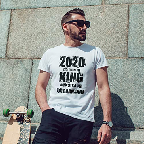 lepni.me Camisetas Hombre 2020 Escrito por King Dirigido por Quarantino Cuarentena Divertida (Medium Cuero Gris Multicolor)