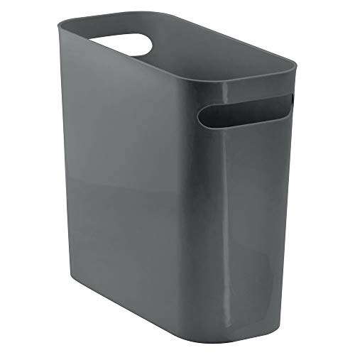 mDesign Contenedores de basura de plástico con asas – Cubo de basura rectangular para cocina, baño u oficina – Moderna papelera para reciclar estrecha y pequeña con 5,7 litros de volumen – gris oscuro