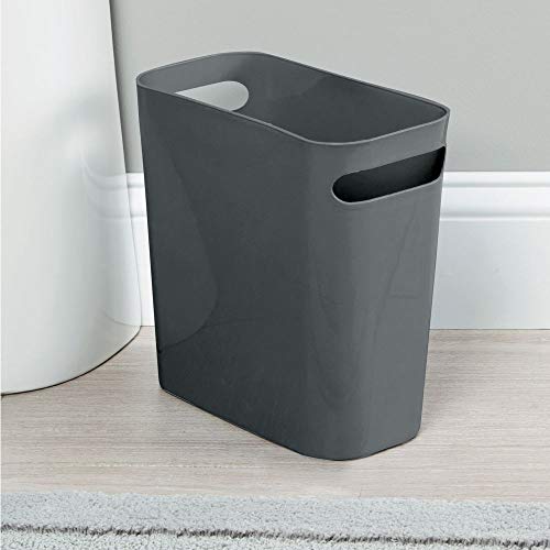 mDesign Contenedores de basura de plástico con asas – Cubo de basura rectangular para cocina, baño u oficina – Moderna papelera para reciclar estrecha y pequeña con 5,7 litros de volumen – gris oscuro