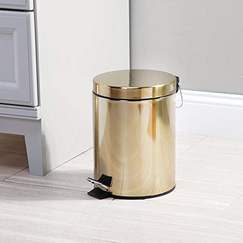 mDesign Cubo de basura con pedal – Contenedor de residuos de metal con tapa y cubo plástico removible – 5 litros – Para cosméticos o como papelera de baño, cocina u oficina – latón