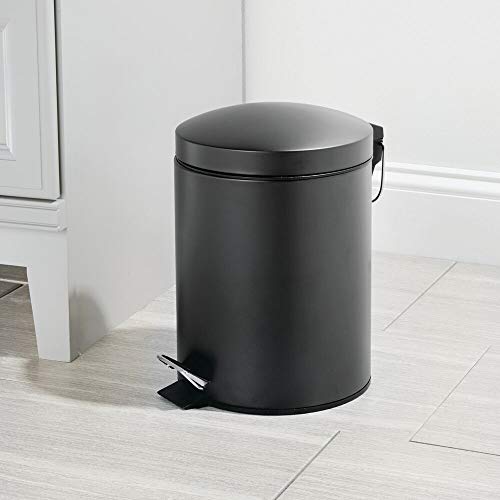 mDesign Cubo de basura con pedal – Contenedor de residuos de metal de 5 litros con tapa, pedal y cubo plástico extraíble – Para cosméticos o como papelera de baño, cocina u oficina – negro