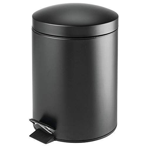 mDesign Cubo de basura con pedal – Contenedor de residuos de metal de 5 litros con tapa, pedal y cubo plástico extraíble – Para cosméticos o como papelera de baño, cocina u oficina – negro