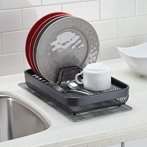 mDesign Escurridor de platos compacto para el fregadero o la encimera – Bandeja escurreplatos con 6 ranuras para platos – Cesta metálica para secar platos, vasos y cubiertos – negro