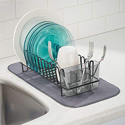 mDesign Escurridor de platos y vasos de metal – Con cesta para cubiertos de plástico y una pequeña esterilla de silicona – Seca platos, cubiertos y vasos en un instante – negro y gris