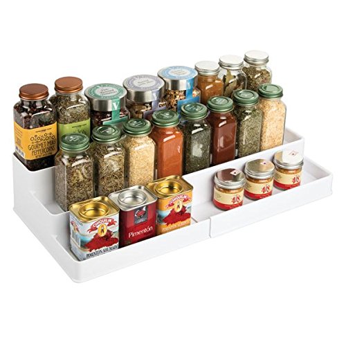 mDesign Especiero extensible para armario de cocina – Estante para especias idóneo como organizador de condimentos, salsas o artículos de pastelería – Anchura adaptable, tres niveles, blanco